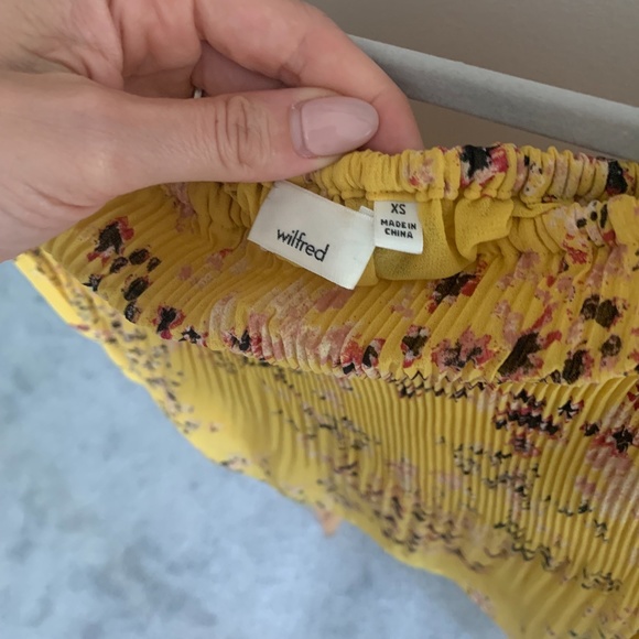 WILFRED Talence Blouse Off the Shoulder Pleated Yellow Floral XSmall Aritzia - Picture 2 of 2